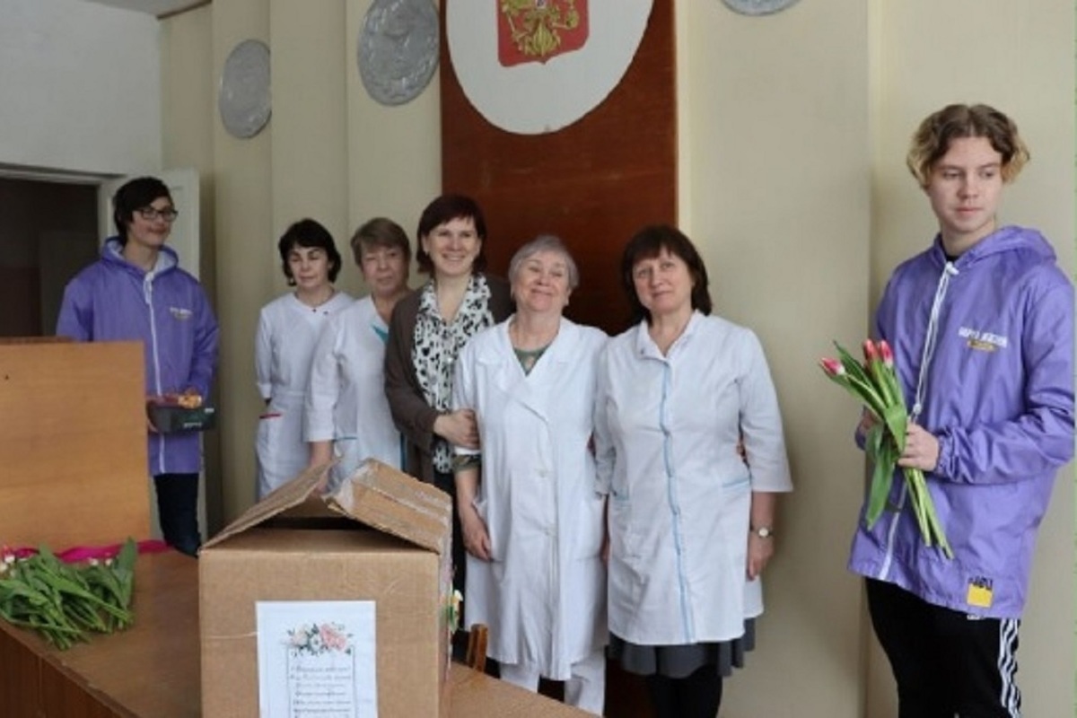 Волонтеры поздравили с 8 Марта врачей и медсестер костромского военного госпиталя