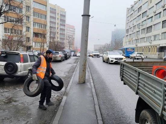 Дорожники Владивостока вывезли около 300 выброшенных покрышек