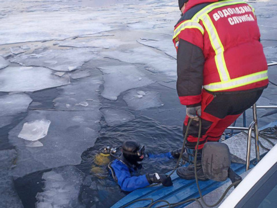 В Саратове под лед на мотобуксировщике провалились двое рыбаков