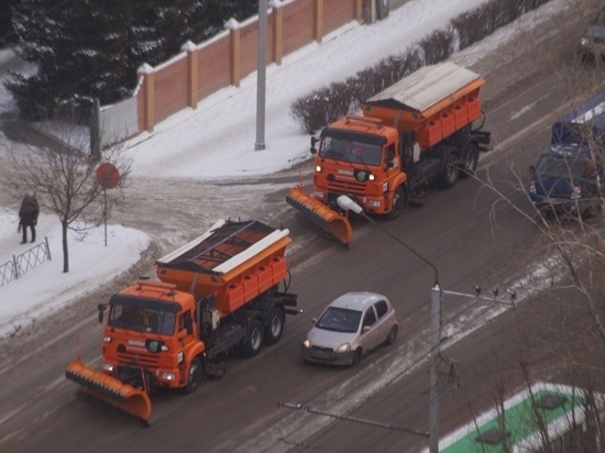 На уборку снега в Красноярске 8 марта выехали 97 машин