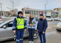В Калуге сотрудники ГИБДД одарили женщин-водителей тюльпанами 