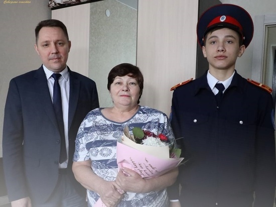 В Губкинском кураторы семей участников СВО и кадеты с подарками навестили жен и мам мобилизованных