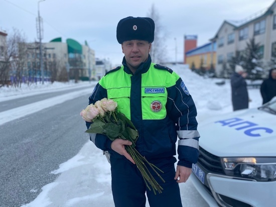 На Ямале автоинспекторы дарили женщинам-водителям цветы