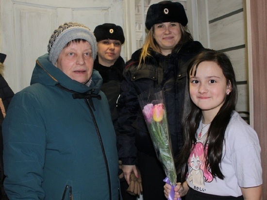 В Пуровске полицейские тюльпанами и конфетами поздравили с 8 Марта юную дочь погибшего коллеги