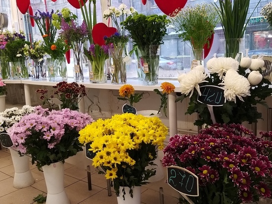 Более 2 млн цветов доставили в Петербург и Ленобласть к 8 Марта