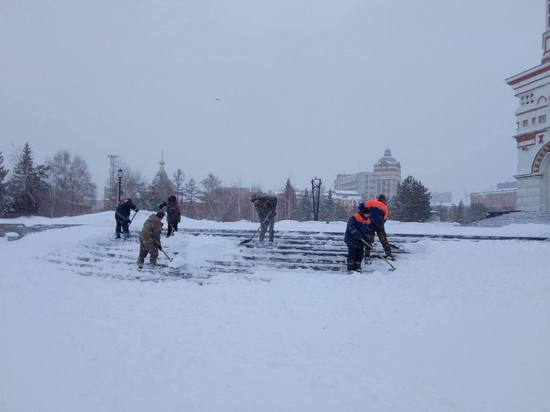 В Омске несмотря на праздничный день продолжают убирать снег