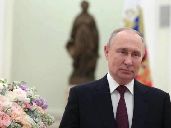 Президент Владимир Путин поздравил с 8 марта мать погибшего в СВО ефрейтора из Омской области