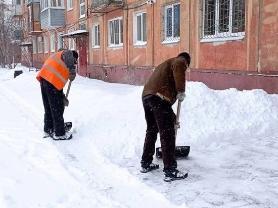 Мэр Омска поручил проверить, оперативно ли организации убирают снег