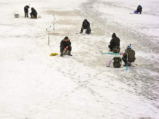 В Финском заливе полсотни рыбаков унесло на льдинах