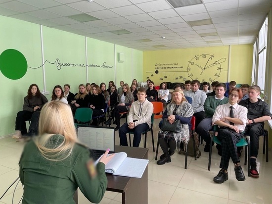 В Смолeнскe школьники встрeтились с жeнщинами-воeннослужащими