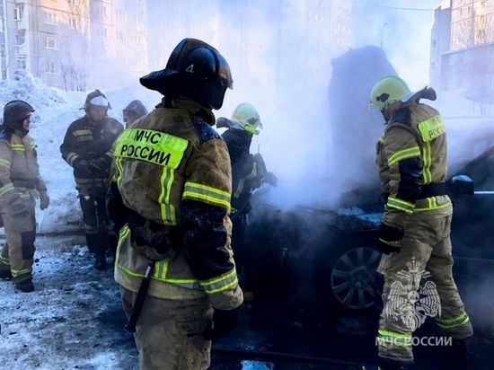 В центре Мурманска по неизвестным причинам вспыхнул автомобиль