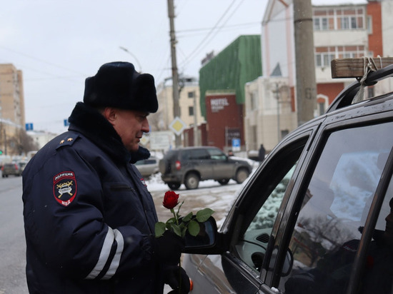 В Ивановской области сотрудники ГИБДД поздравили автоледи с праздником