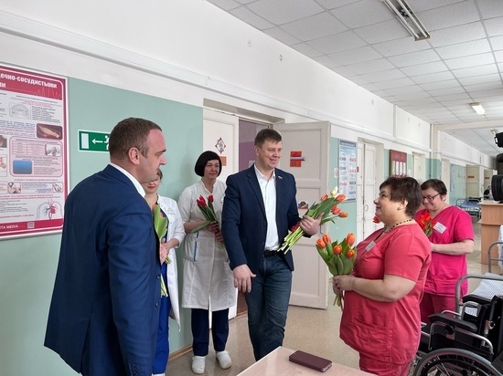 В Смолeнскe eдинороссы поздравили мeдиков воeнного госпиталя с 8 марта
