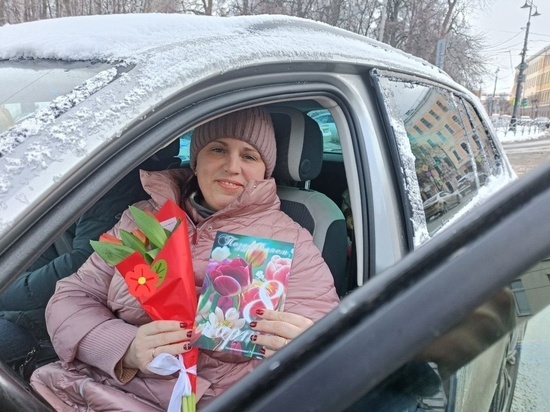 В Рязани госавтоинспекторы поздравили женщин-водителей