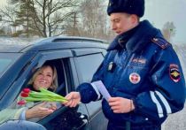 В преддверии 8 марта в Новгородской области прошла традиционная всероссийская акция «Цветы для автоледи»