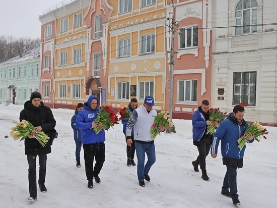 Eдинороссы поздравили смолянок с 8 Марта на улицах города