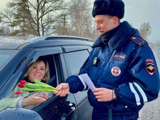 В Новгородской области прошла акция «Цветы для автоледи»