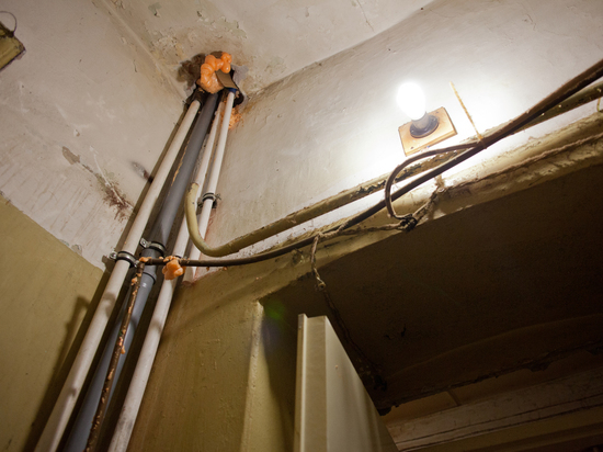 Все сточные воды идут в подвал: дом на Елизарова, 23 может рухнуть из-за неисправности инженерных сетей