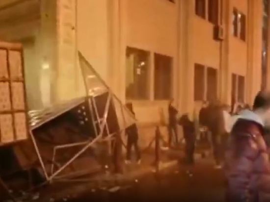 Оппозиционеры начали бить стекла в здании грузинского парламента