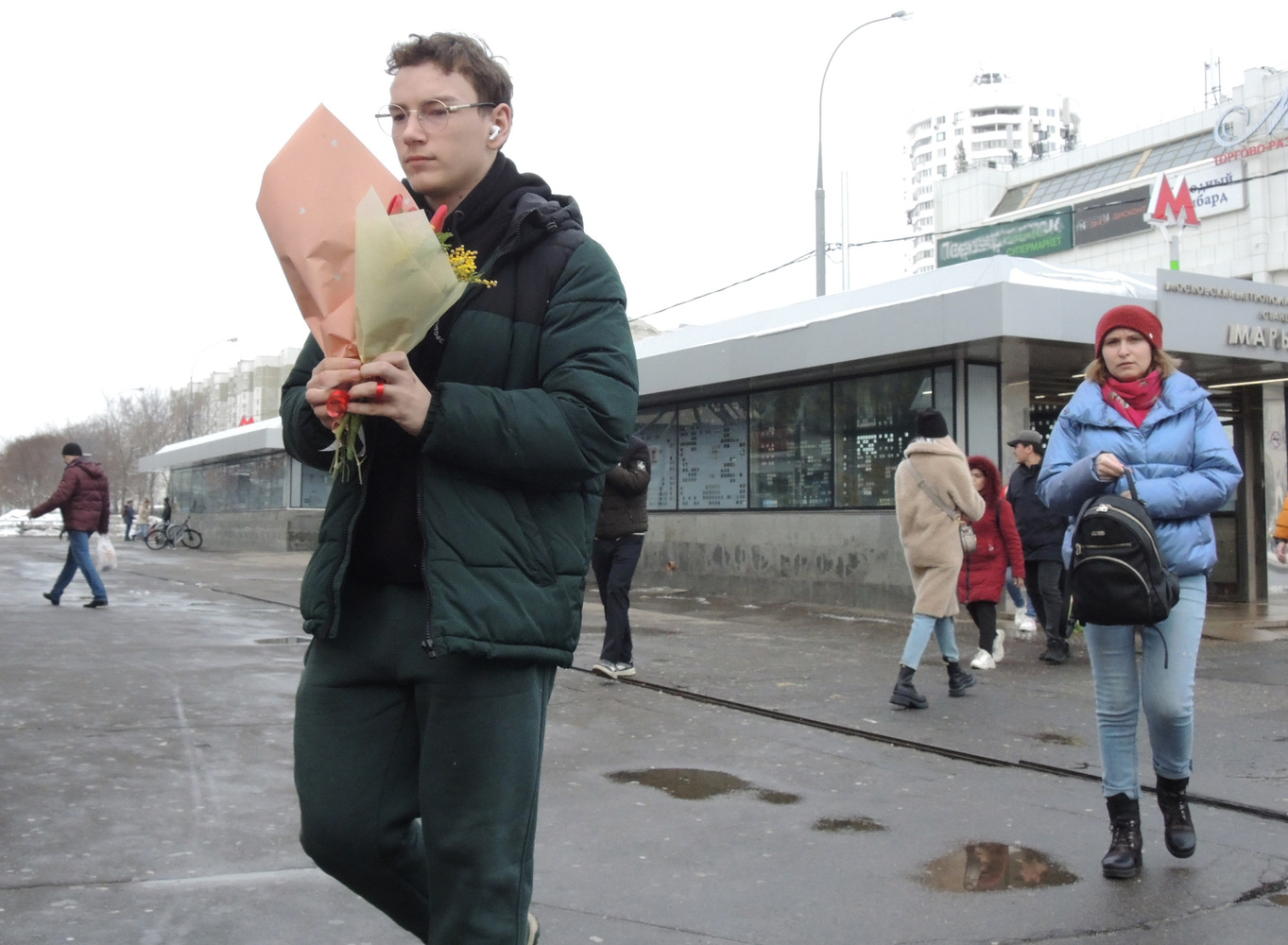 March 8 in Moscow: ladies with bouquets and submissive gentlemen