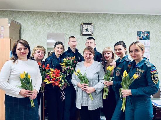 Студенты Академии МЧС ДНР вручили букеты женским коллективам силовых структур