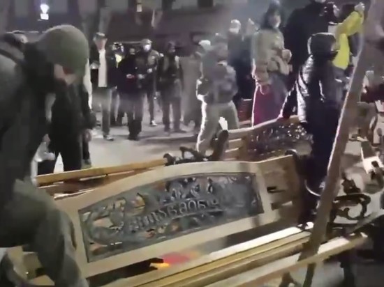 Демонстранты в Тбилиси начали ломать скамейки и строить баррикады