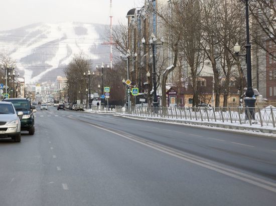 Мэрия: дорожные службы усиленно расчищают от снега частный сектор Южно-Сахалинска