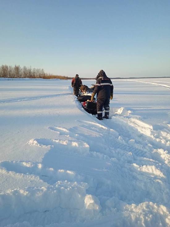 В тундре Ямала два снегоходчика застряли в снежной наледи