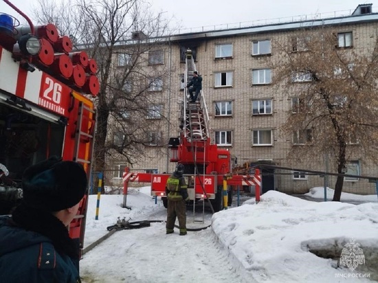 В алтайском городе 15 человек спасли при пожаре в пятиэтажке