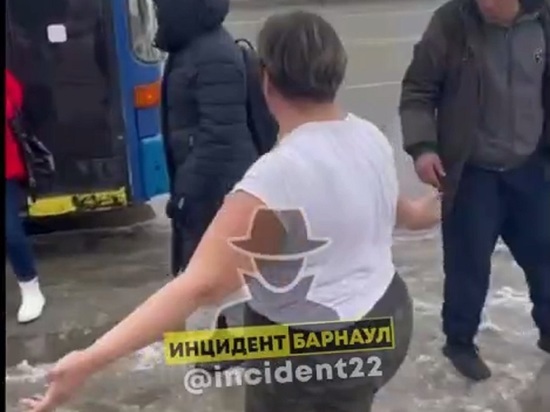 В Барнауле пассажирка автобуса брызнула мужчине в лицо перцовым баллончиком