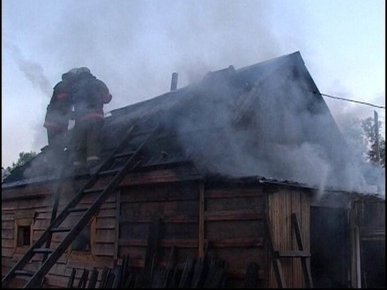 Двухквартирный дом потушили пожарные в селе Марково в Приморье
