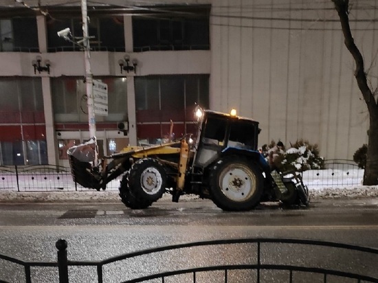 В центре Калуги трактор потерял колесо