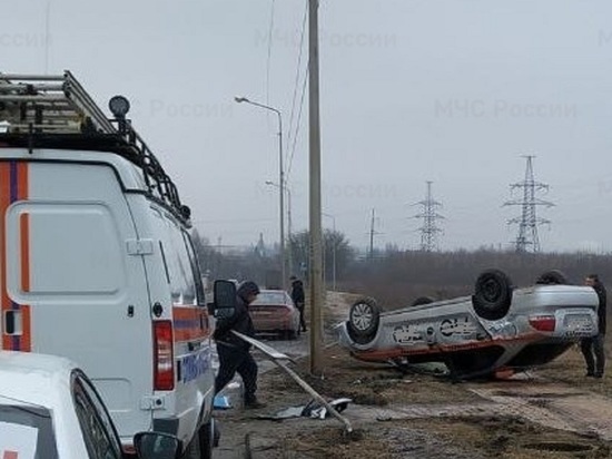 В Белгороде машина такси легла на крышу после столкновения с автобусом