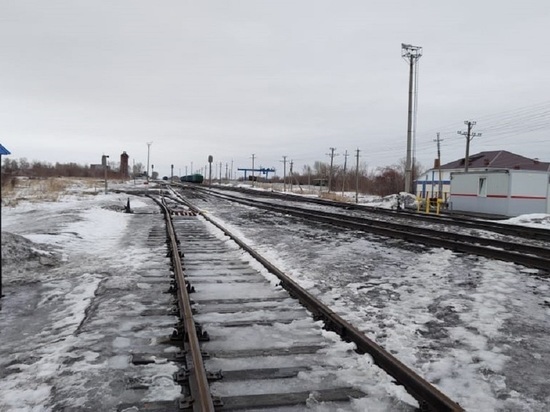 Поезд насмерть сбил 64-летнего жителя Алтая, который шел на работу в капюшоне