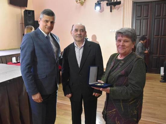 В Хабаровске 39 семьям вручили памятные знаки «За супружеское долголетие»