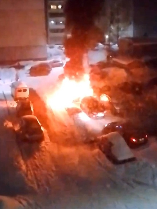 В ночь на 8 марта в ярославском дворе сгорел автомобиль