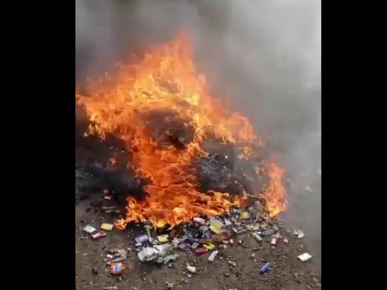 Зажигалки загорелись в кузове мусоровоза по дороге на полигон в Чите