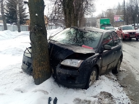 Костромские ДТП: кем-то «подрезанный» автомобиль «Форд» врезался в дерево