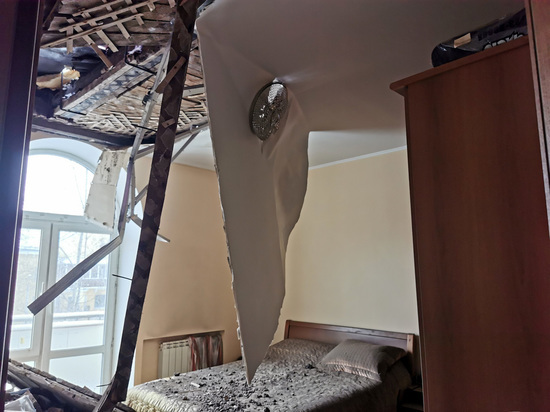 Разбитые машины, сорванные крыши: в Красноярске устраняют последствия штормового ветра