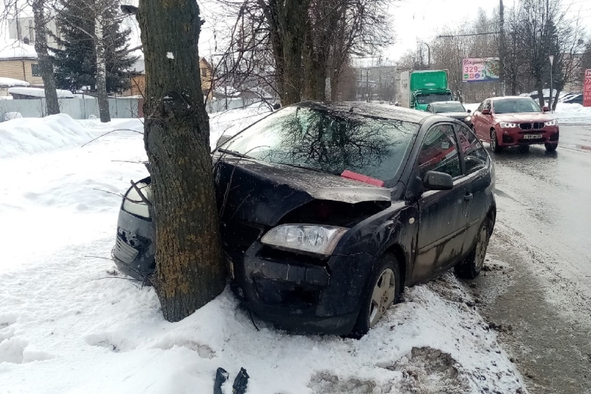Костромские ДТП: кем-то «подрезанный» автомобиль «Форд» врезался в дерево