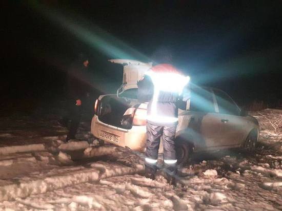 Под Саратовом спасатели эвакуировали мужчину, замерзавшего в глуши в сломанном авто
