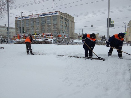 Омские дорожники борются с последствиями мощного снегопада