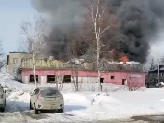 Здание бывшей сауны «Галактика» вспыхнуло в планировочном районе Южно-Сахалинска