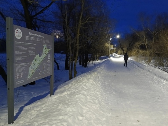 На пешеходной дорожке в новгородском парке Красное поле появилось освещение