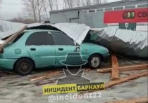 Непогода, накрывшая Алтайский край 8 марта, оставила после себя немало разрушений ― в некоторых муниципалитетах ураганный ветер сорвал крышу спортшколы, детского сада и магазина