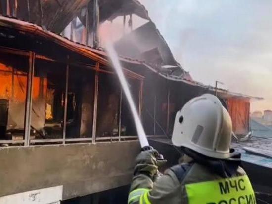 В Сочи спасатели потушили пожар в частном доме