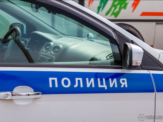 КамАЗ врезался в ограждение в Кемерове
