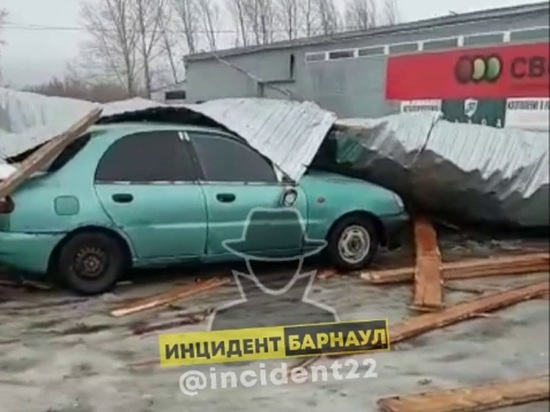 Ураганный ветер оставил без крыш школу, садик и магазин в Алтайском крае