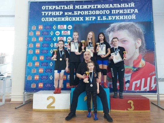 Рязанки завоевали 9 медалей на межрегиональных соревнованиях по вольной борьбе