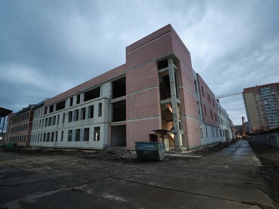 На улице Байбакова в Краснодаре почти наполовину готова новая большая школа